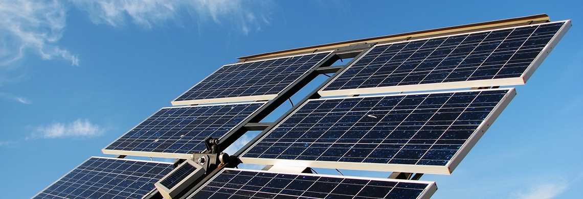 Symbolbild Solarpanels Kanton will Solarpotenzial an Kantonsstrassen nutzen